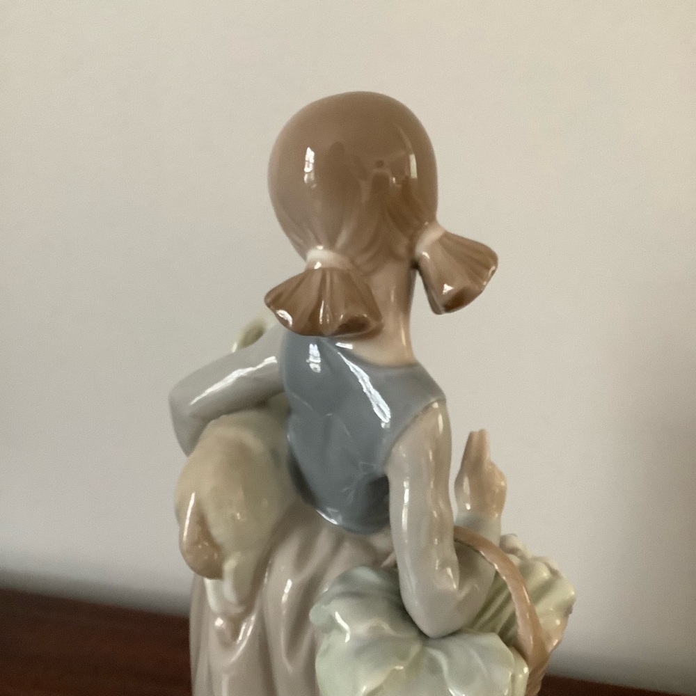 Lladro Girl with Lamb and basket of Leeks - Picture 7 of 7